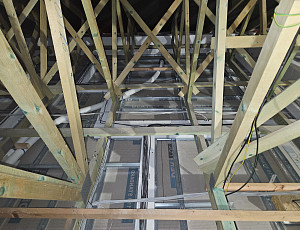 Zateplení stropu novostavby rodinného domu pomocí foukané izolace